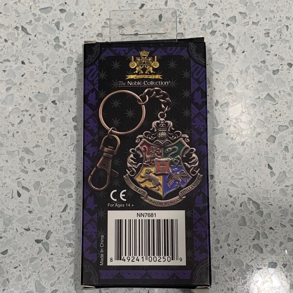 Harry Potter Hogwarts Crest Keychain - Picture 4 of 5